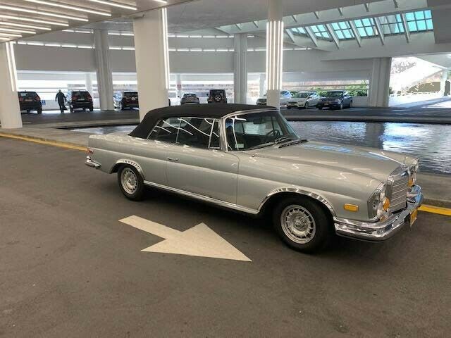 Mercedes-Benz 200-Series 1971 image number 23