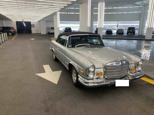 Mercedes-Benz 200-Series 1971 image number 3