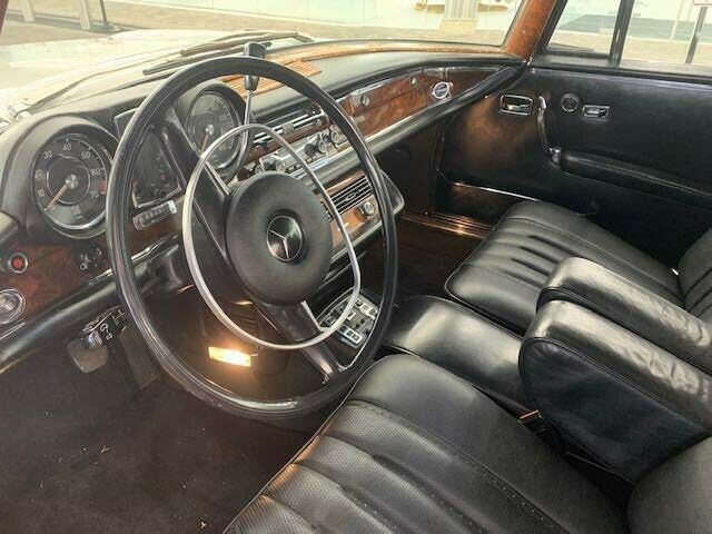 Mercedes-Benz 200-Series 1971 image number 41