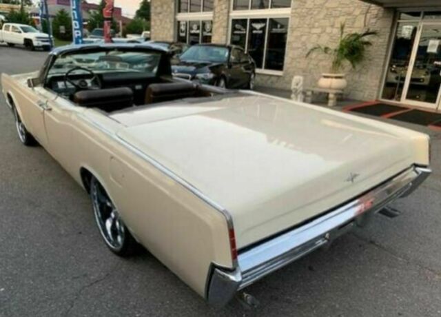 Lincoln Continental 1967 image number 3