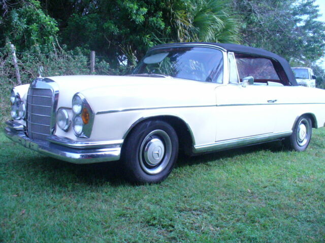 Mercedes-Benz 200-Series 1967 image number 28