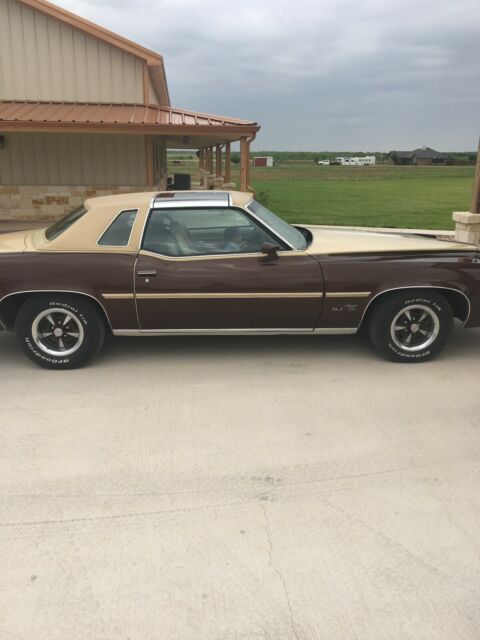 Pontiac Grand Prix 1977 image number 0