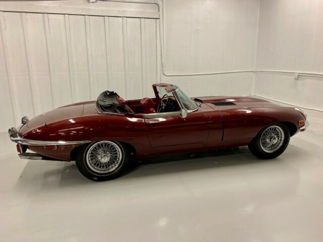 Jaguar E-Type 1970 image number 30