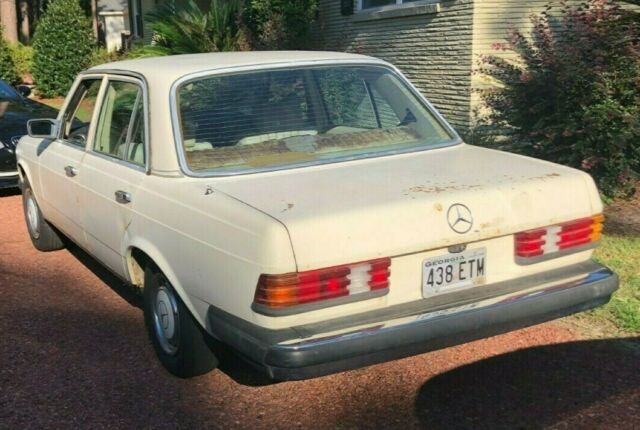 Mercedes-Benz 200-Series 1977 image number 19