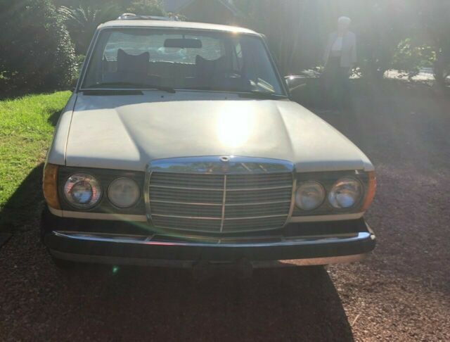 Mercedes-Benz 200-Series 1977 image number 20