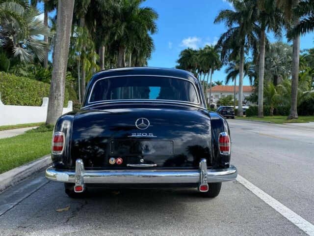 Mercedes-Benz 200-Series 1958 image number 4