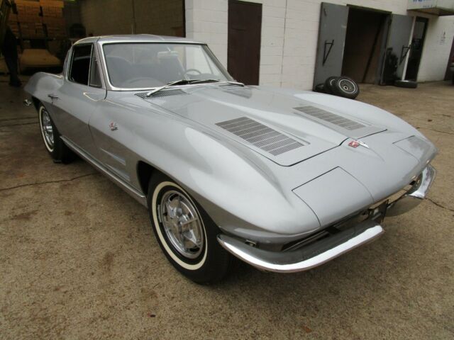 Chevrolet Corvette 1963 image number 28