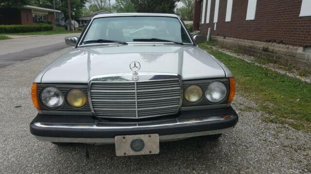 Mercedes-Benz 300-Series 1978 image number 0