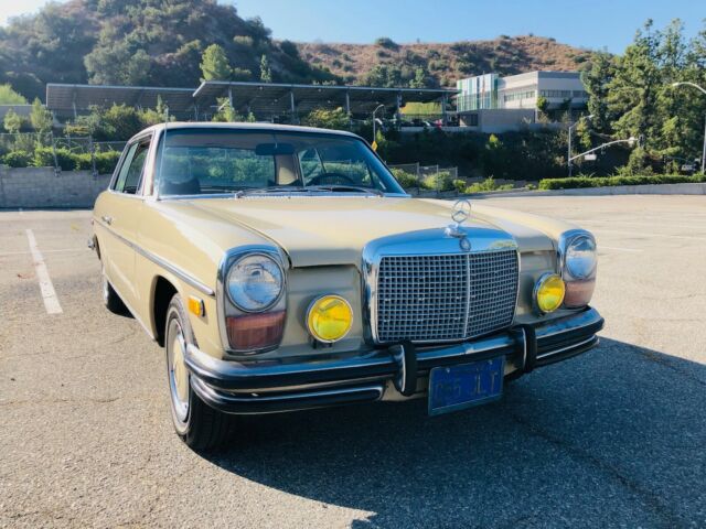 Mercedes-Benz 200-Series 1972 image number 16