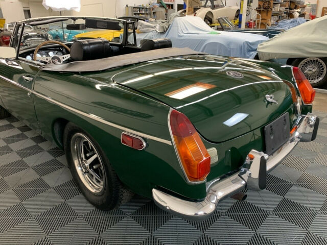 MG MGB 1972 image number 11