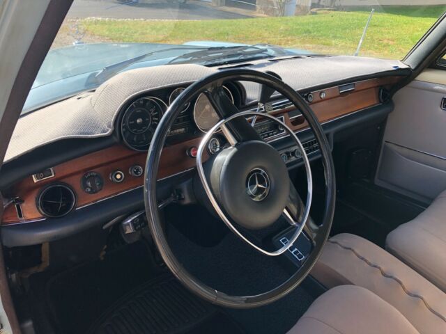 Mercedes-Benz 280 SE 1972 image number 12