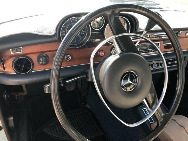 Mercedes-Benz 280 SE 1972 image number 14