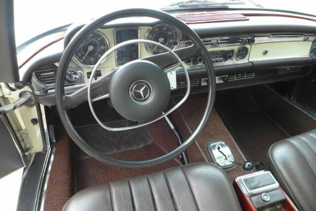 Mercedes-Benz SL-Class 1971 image number 41