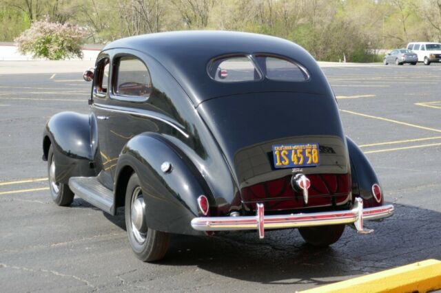 Ford Tudor Sedan 1939 image number 4