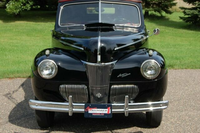 Ford Super Deluxe Convertible 1941 image number 2