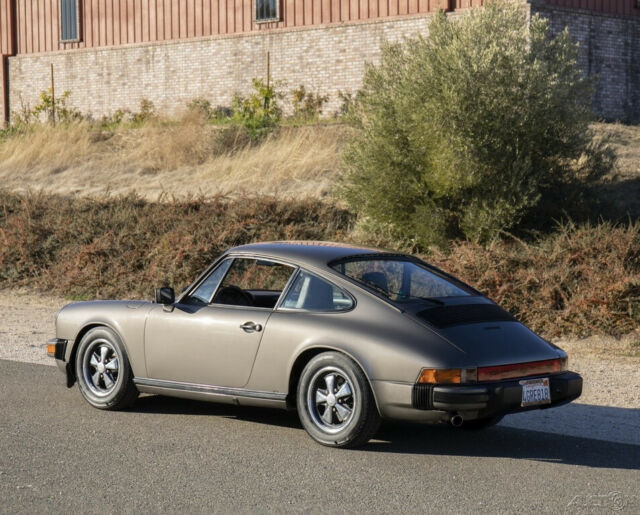 Porsche 911 1977 image number 2