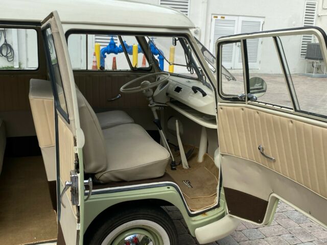 Volkswagen Bus/Vanagon 1974 image number 29