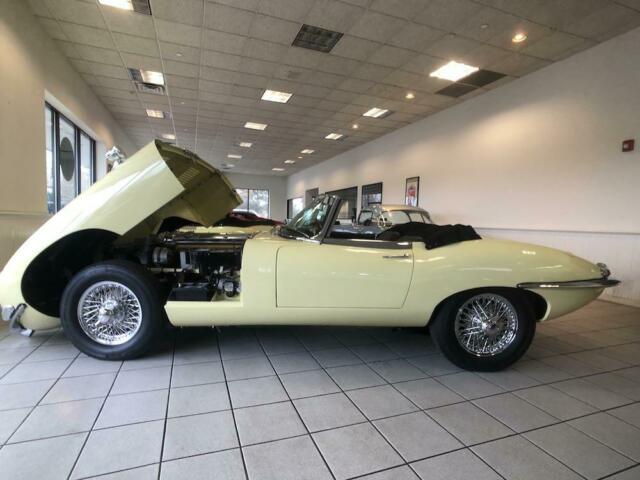 Jaguar E-Type 1967 image number 22