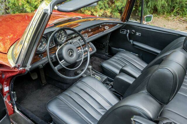 Mercedes-Benz 200-Series 1971 image number 13