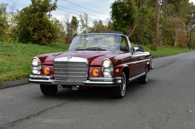 Mercedes-Benz 200-Series 1971 image number 2