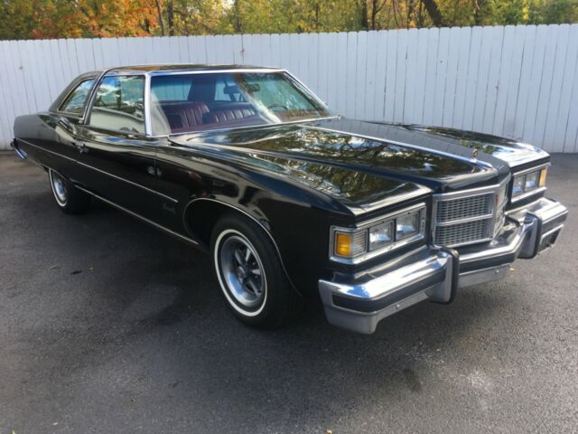 Pontiac Bonneville 1975 image number 22