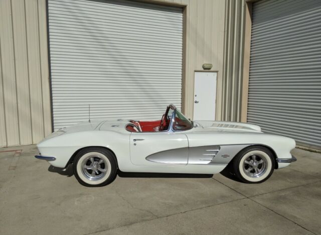 Chevrolet Corvette 1961 image number 19