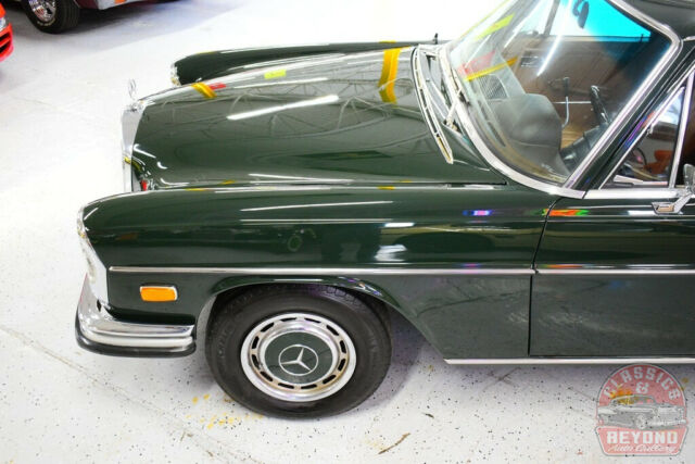 Mercedes-Benz 200-Series 1970 image number 11