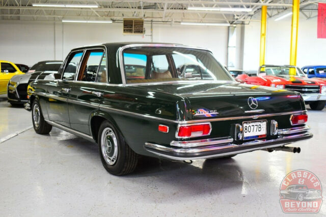 Mercedes-Benz 200-Series 1970 image number 21