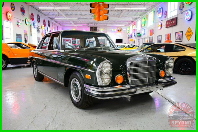 Mercedes-Benz 200-Series 1970 image number 24