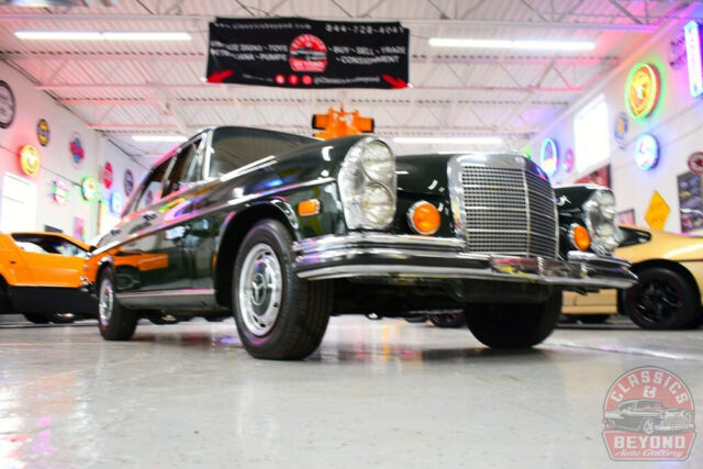 Mercedes-Benz 200-Series 1970 image number 27