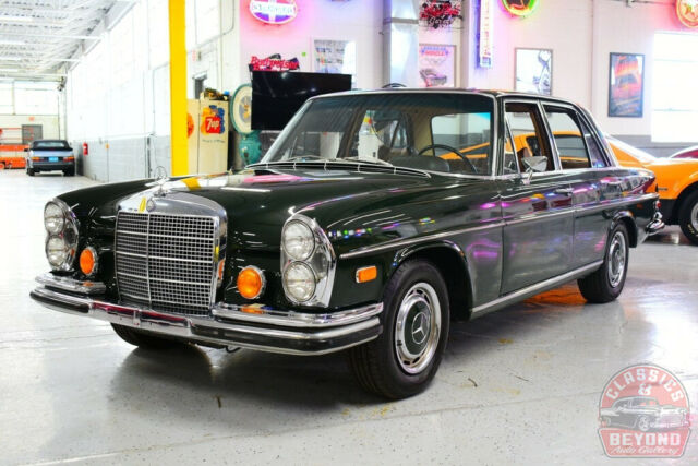 Mercedes-Benz 200-Series 1970 image number 32