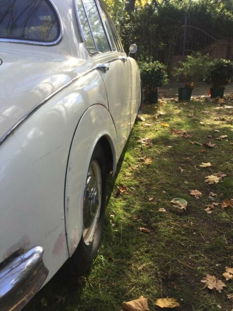 Jaguar MK 2 1967 image number 20