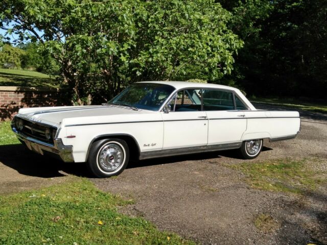 Oldsmobile Ninety-Eight 1964 image number 19