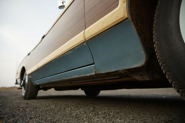 Ford Country Squire 1973 image number 2