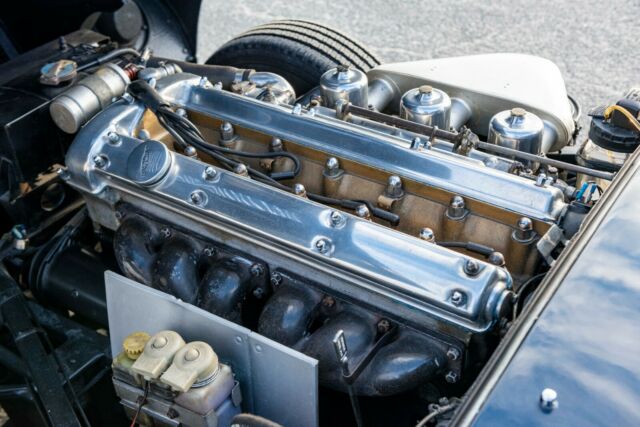 Jaguar E-Type 1964 image number 23