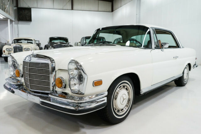 Mercedes-Benz 200-Series 1970 image number 1