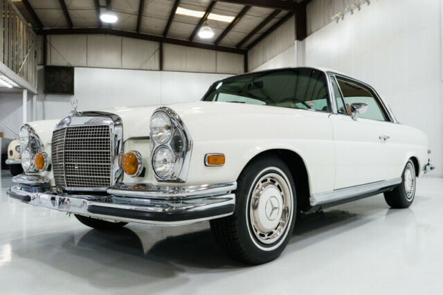 Mercedes-Benz 200-Series 1970 image number 12