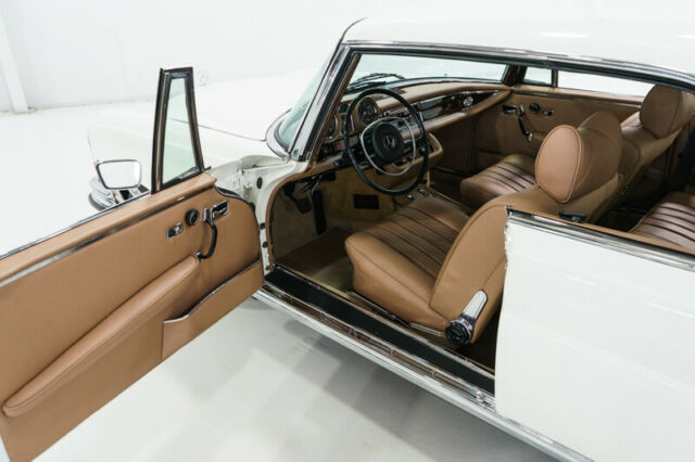 Mercedes-Benz 200-Series 1970 image number 13