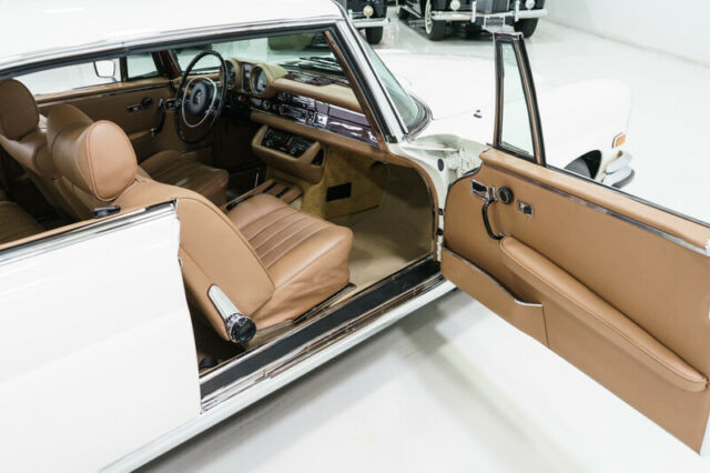 Mercedes-Benz 200-Series 1970 image number 14