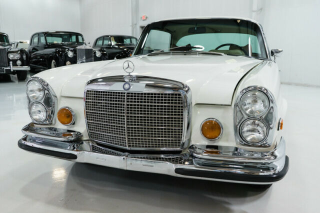 Mercedes-Benz 200-Series 1970 image number 2