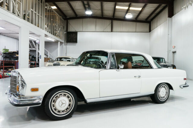 Mercedes-Benz 200-Series 1970 image number 22