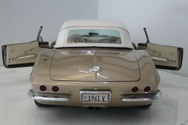 Chevrolet Corvette 1961 image number 21