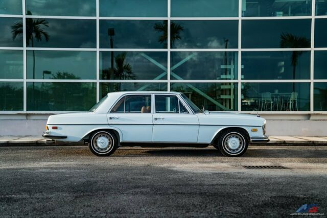 Mercedes-Benz 200-Series 1972 image number 24