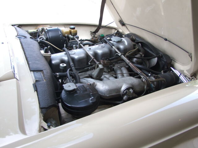 Mercedes-Benz SL-Class 1967 image number 22