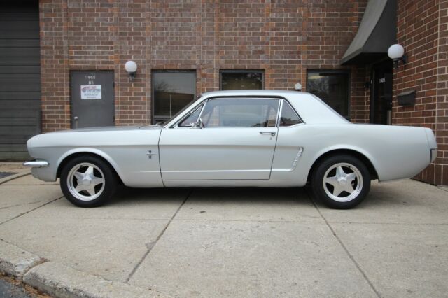 Ford Mustang 1965 image number 2