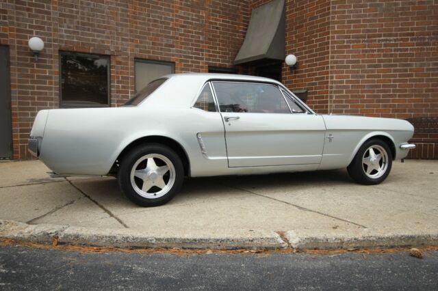 Ford Mustang 1965 image number 29