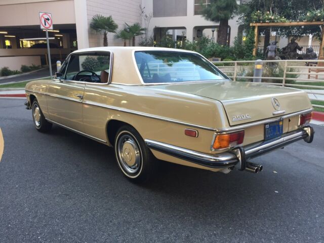 Mercedes-Benz 200-Series 1972 image number 2