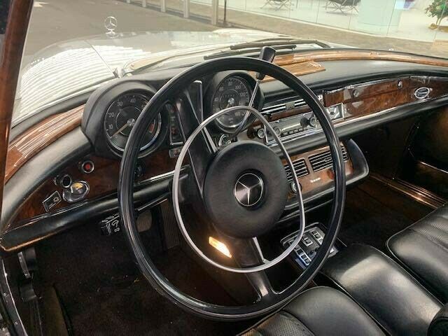 Mercedes-Benz 200-Series 1971 image number 17