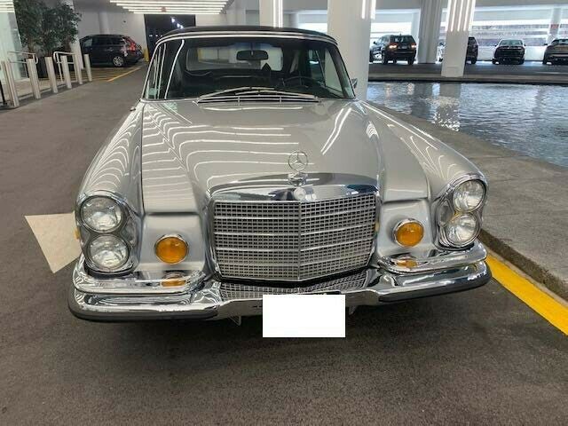 Mercedes-Benz 200-Series 1971 image number 2