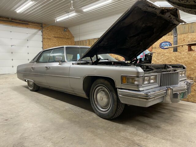 Cadillac DeVille Sedan 1975 image number 3